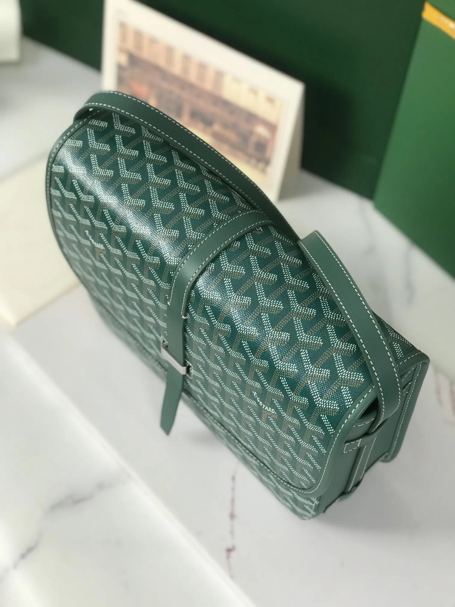 Goyard 皮質镶边以线条的方式凸显出包身轮廓 翻盖的皮質内衬亦 收納包 旅行收納款