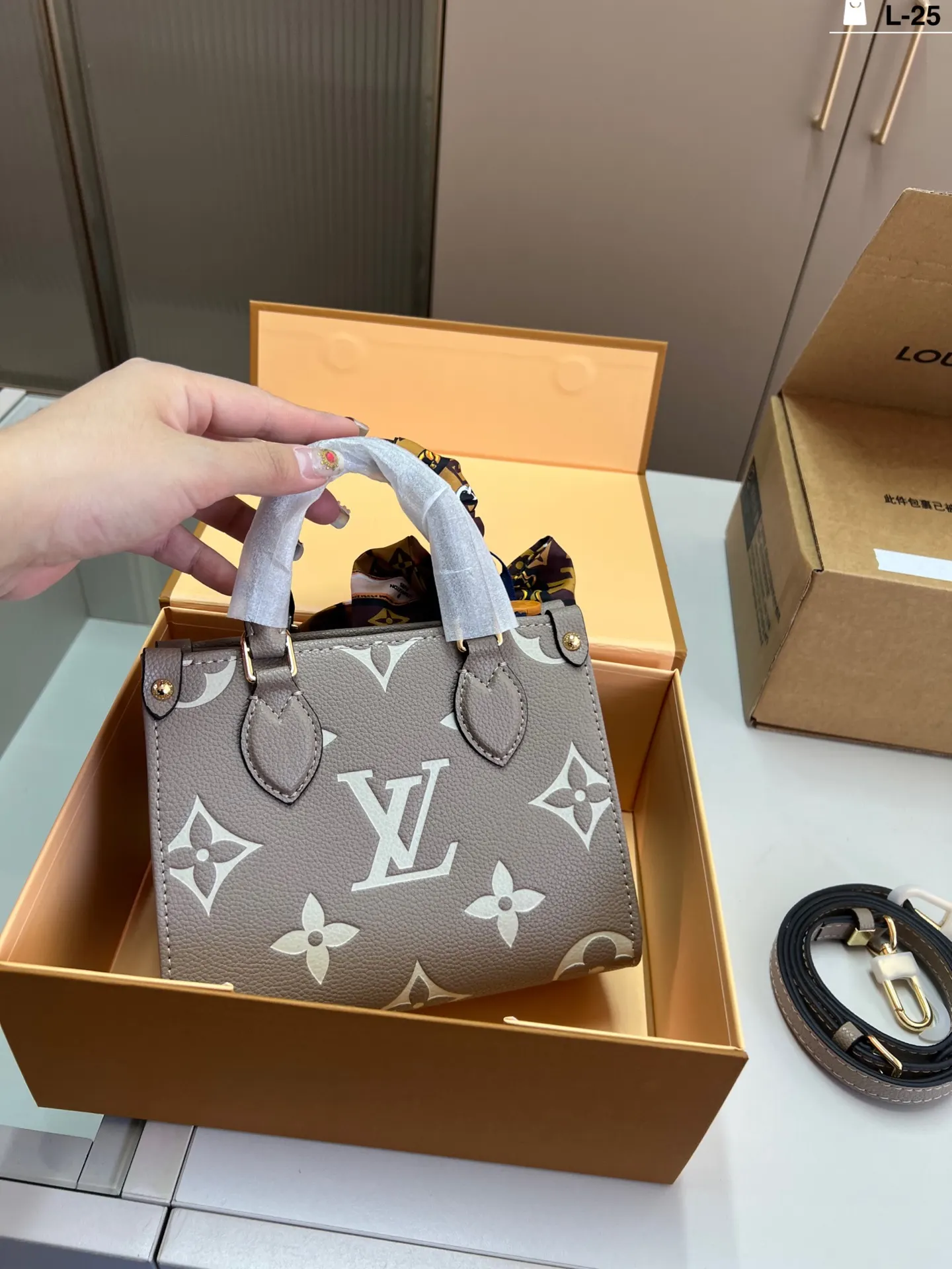 LV 丛林托特包 奢华与經典的大象灰托特 包型方正挺括 非 大容量托特款