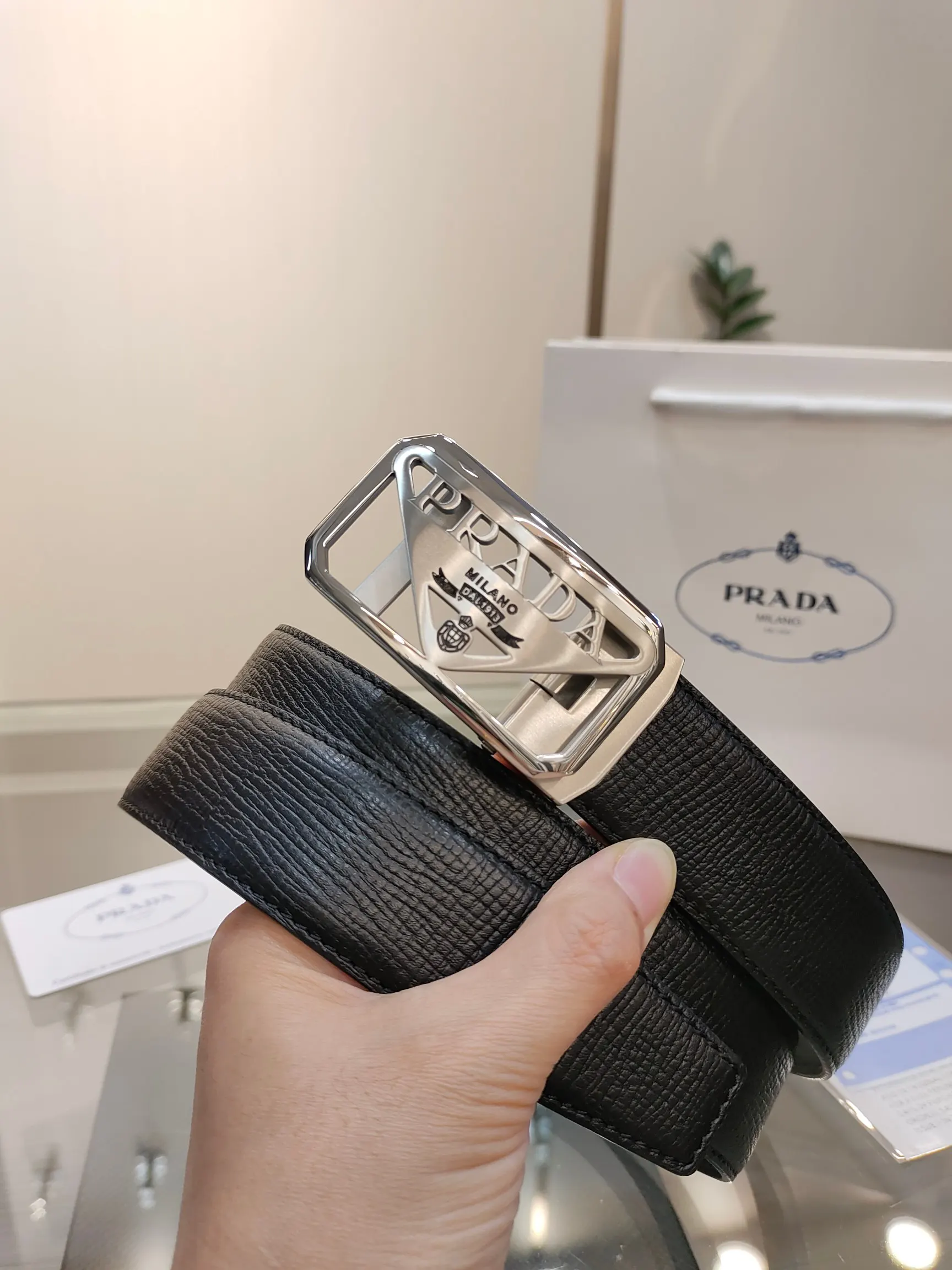 PRADA 腰带 通勤搭配款