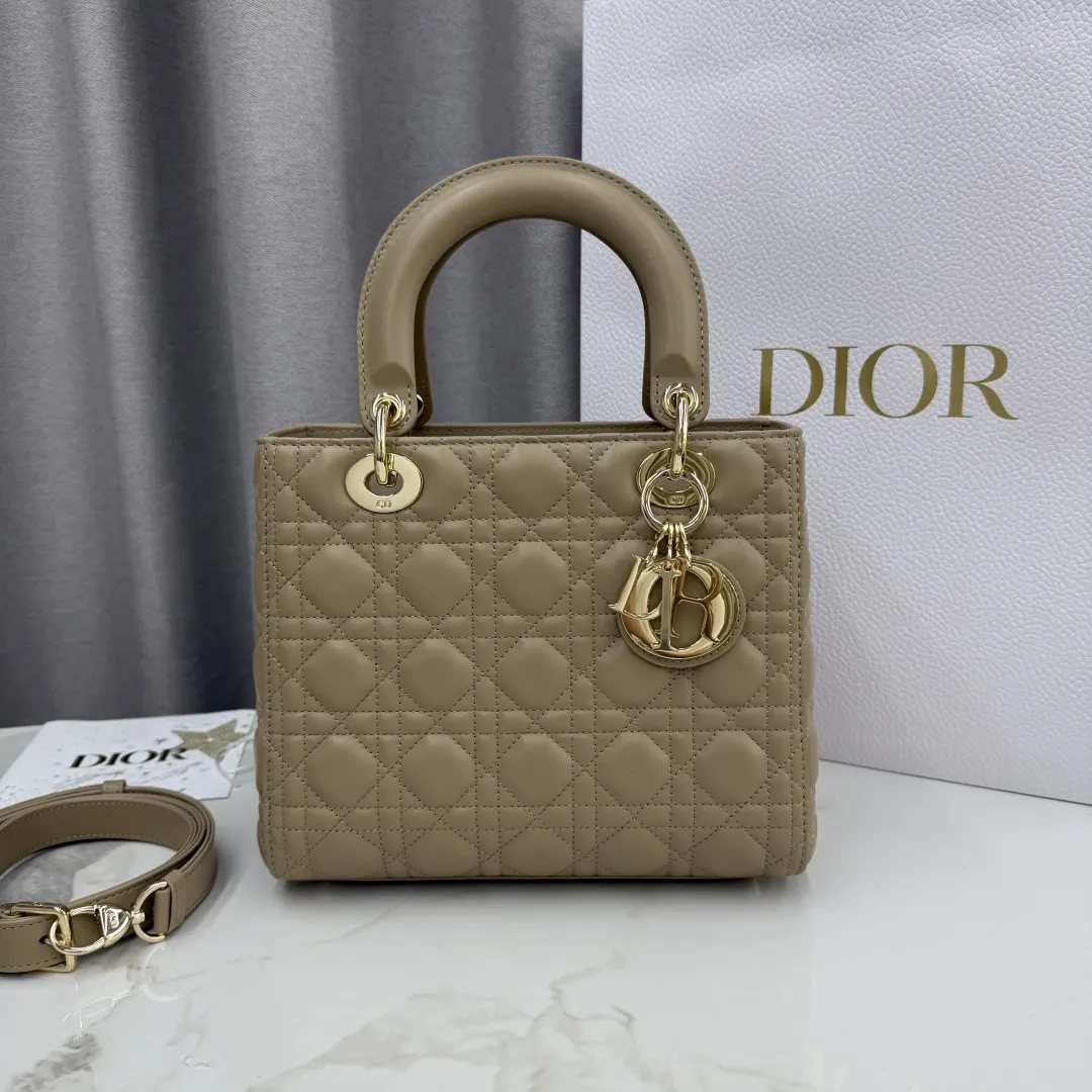 Dior Lady Dior Lady 黄色羊皮卡夹 标签细节