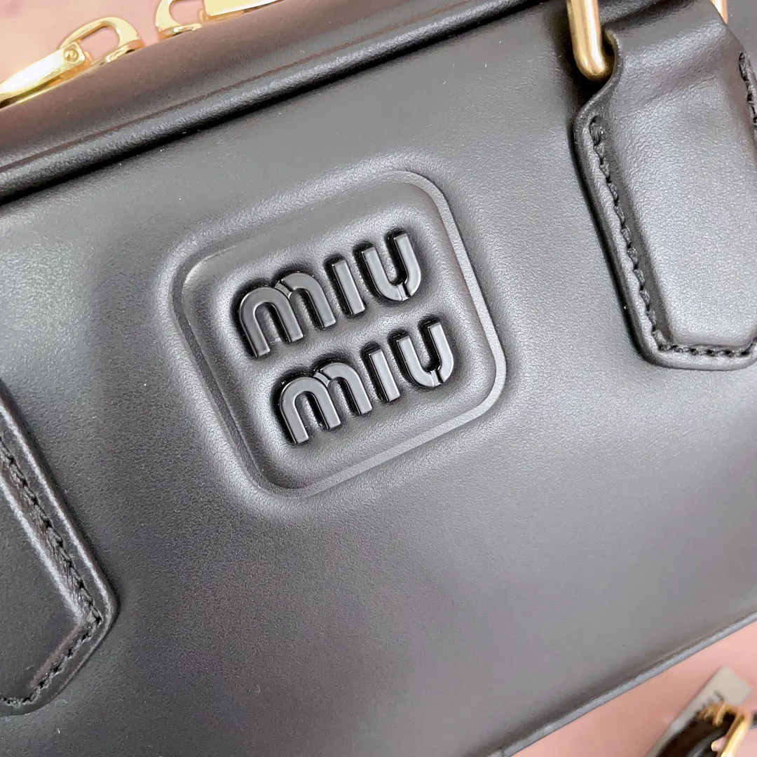 Miu 小牛皮 斜挎包 轻便斜挎款