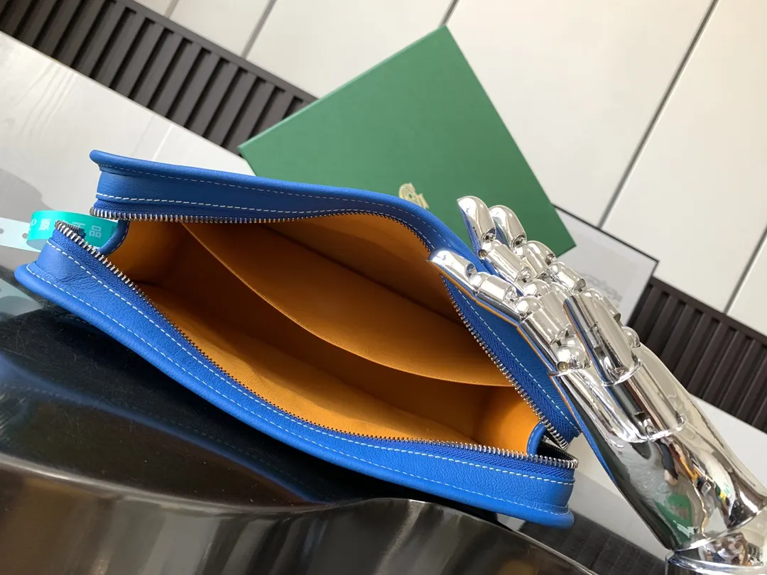 Goyard 其防水棉布衬里易于清洁 可通过其外部挂环将其挂在任何 化妆包 便携收纳款