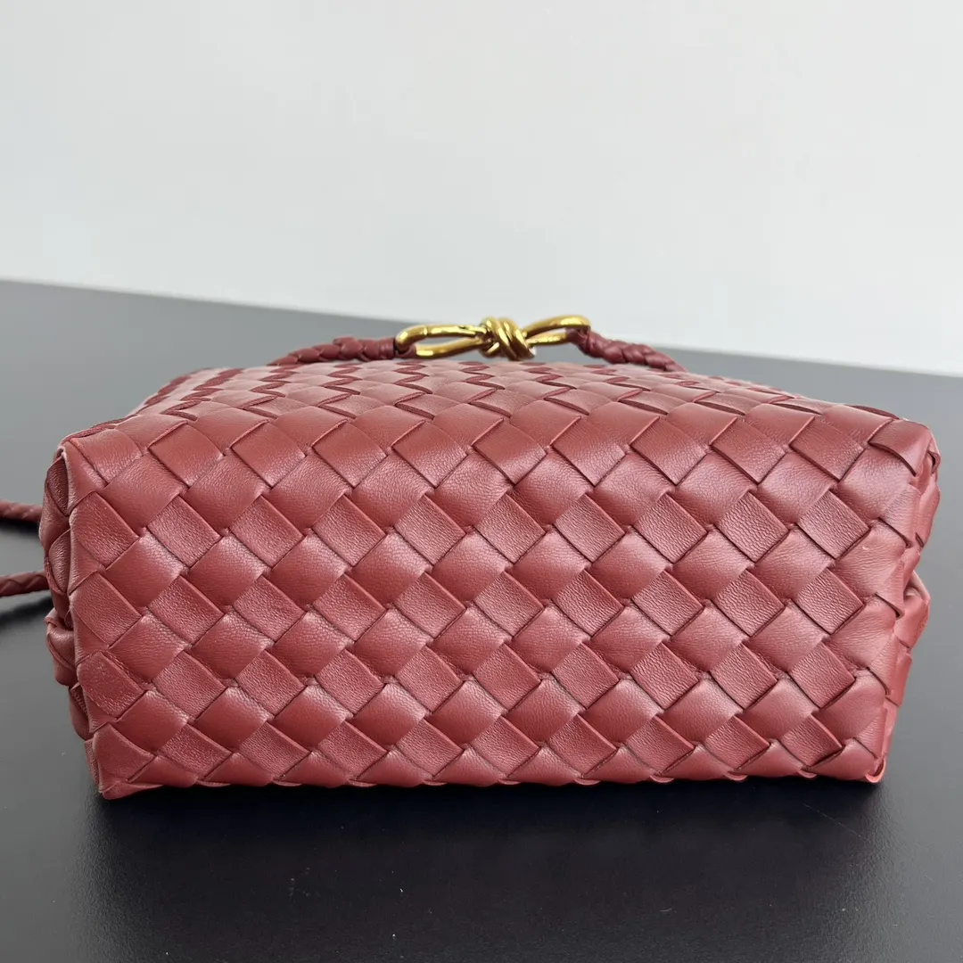 Bottega Veneta 金色 羊皮 斜背包 輕便斜挎款