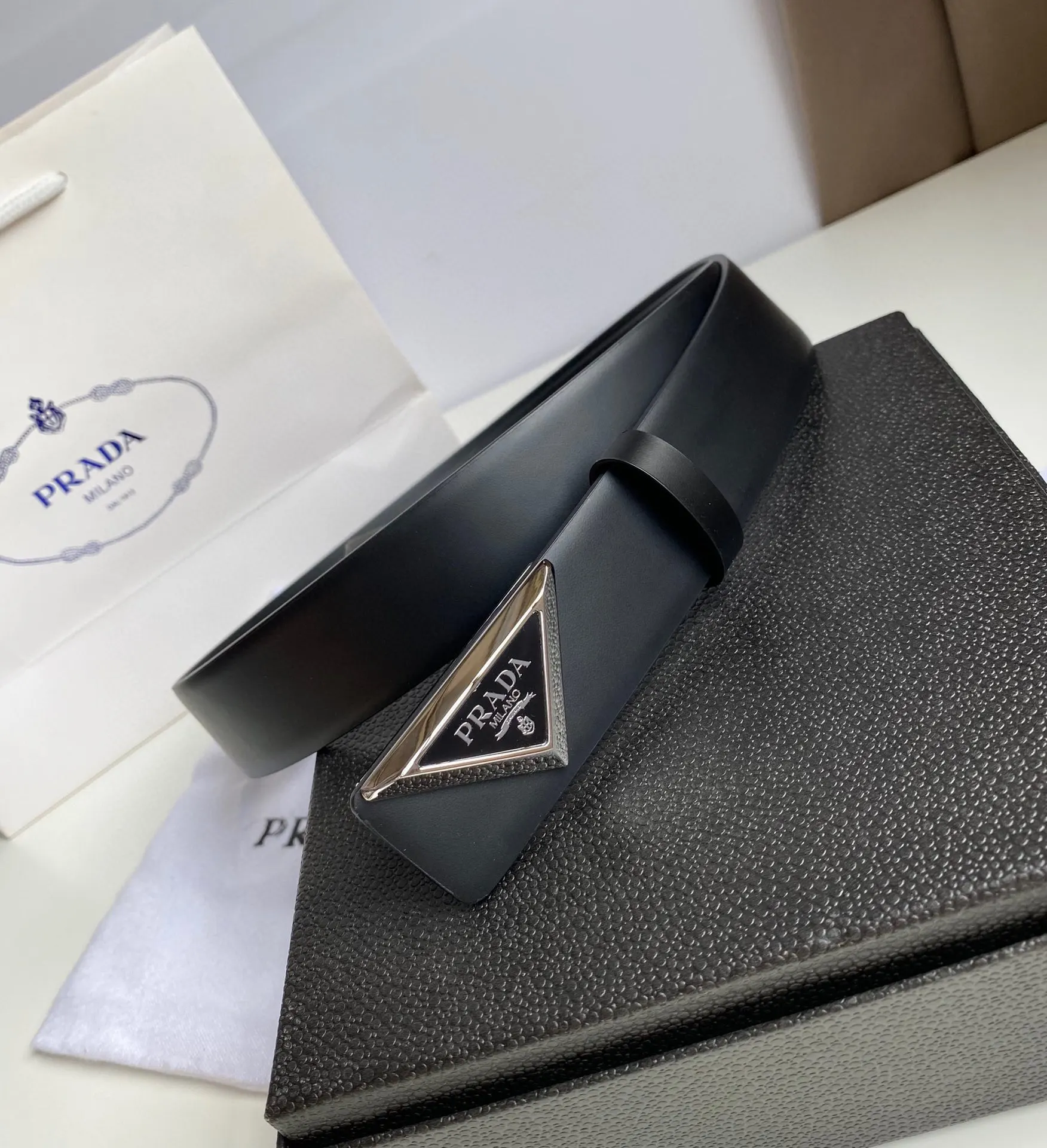 Prada 皮革 亮面 三角标 腰带 通勤搭配