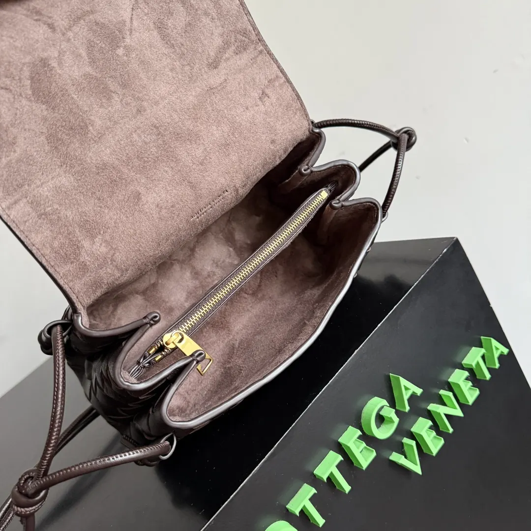 Bottega Veneta 棕色 手拿包 精致手拿款(數字9) Bottega Veneta 棕色 手拿包 精致手拿款(數字9)