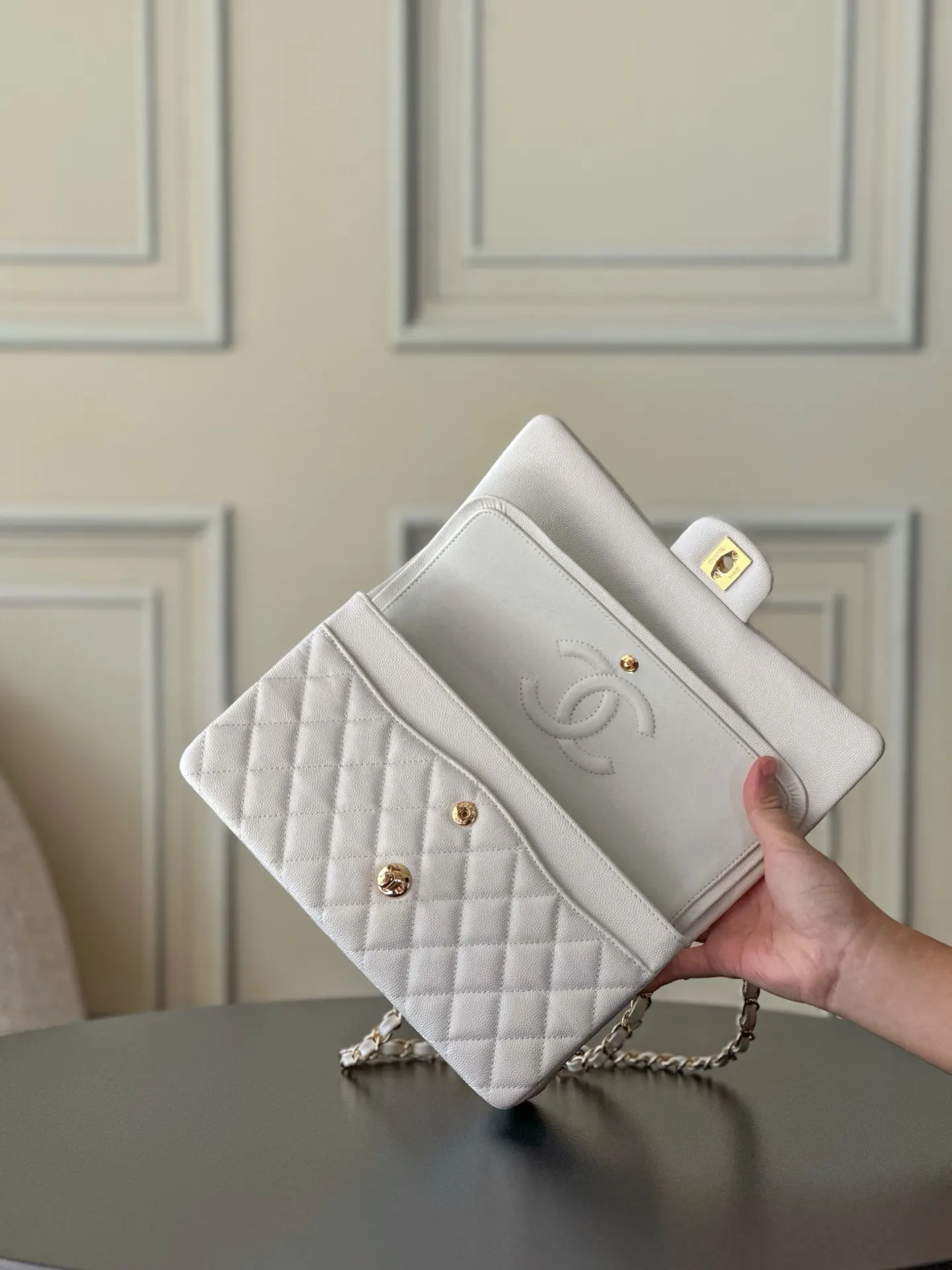 CHANEL 白色鱼子酱牛皮翻盖链条包 金扣款 经典款