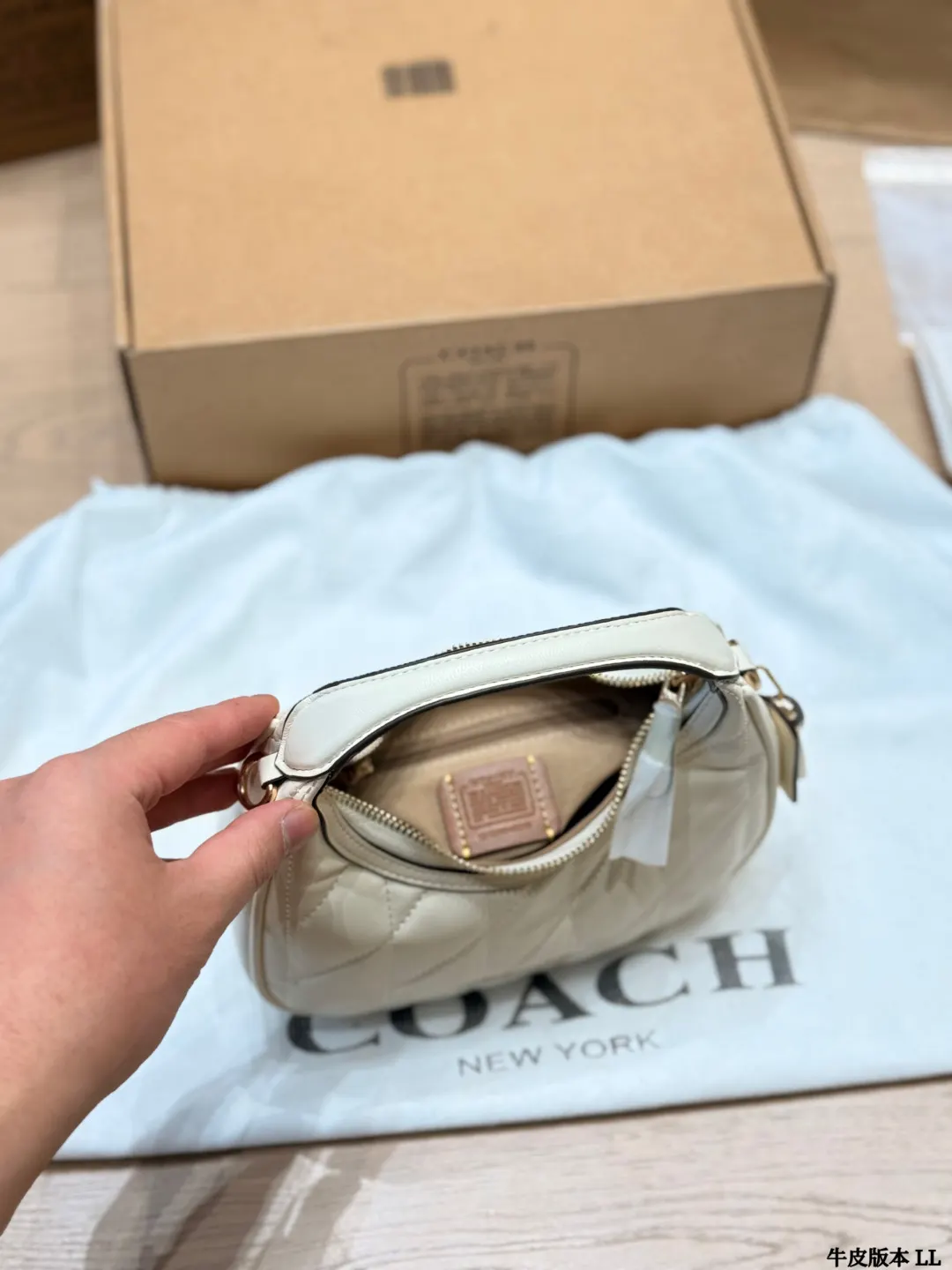Coach 白色 奶白 牛皮 斜背包 輕便斜挎款
