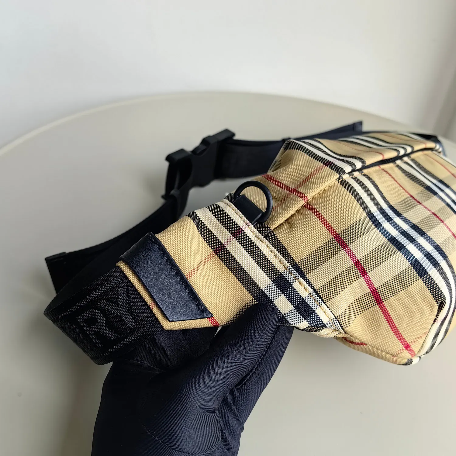 Burberry 設計借鉴九十 代街头风格 焕新装饰 格纹 融入 腰包 休閒腰包款