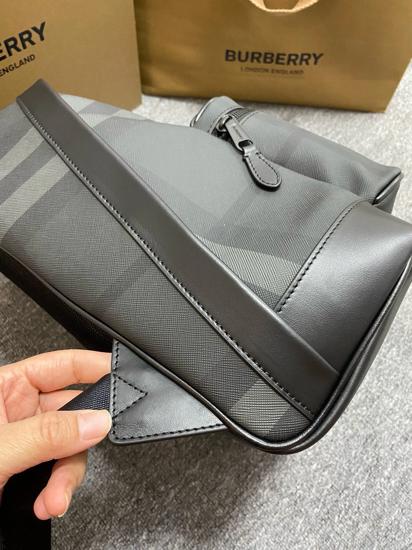 Burberry 帆布 双肩包 实用双肩款