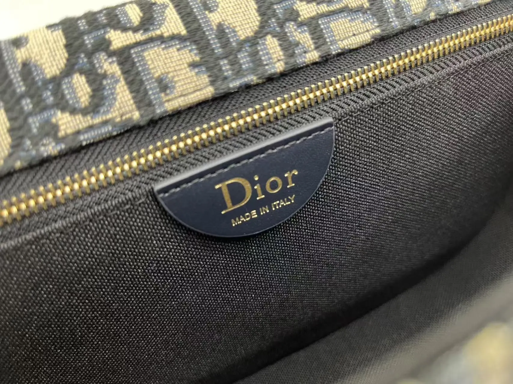Dior 皮革 藍布 Medaillon 翻盖包是• 一款百搭的日常 斜背包 輕便斜挎款