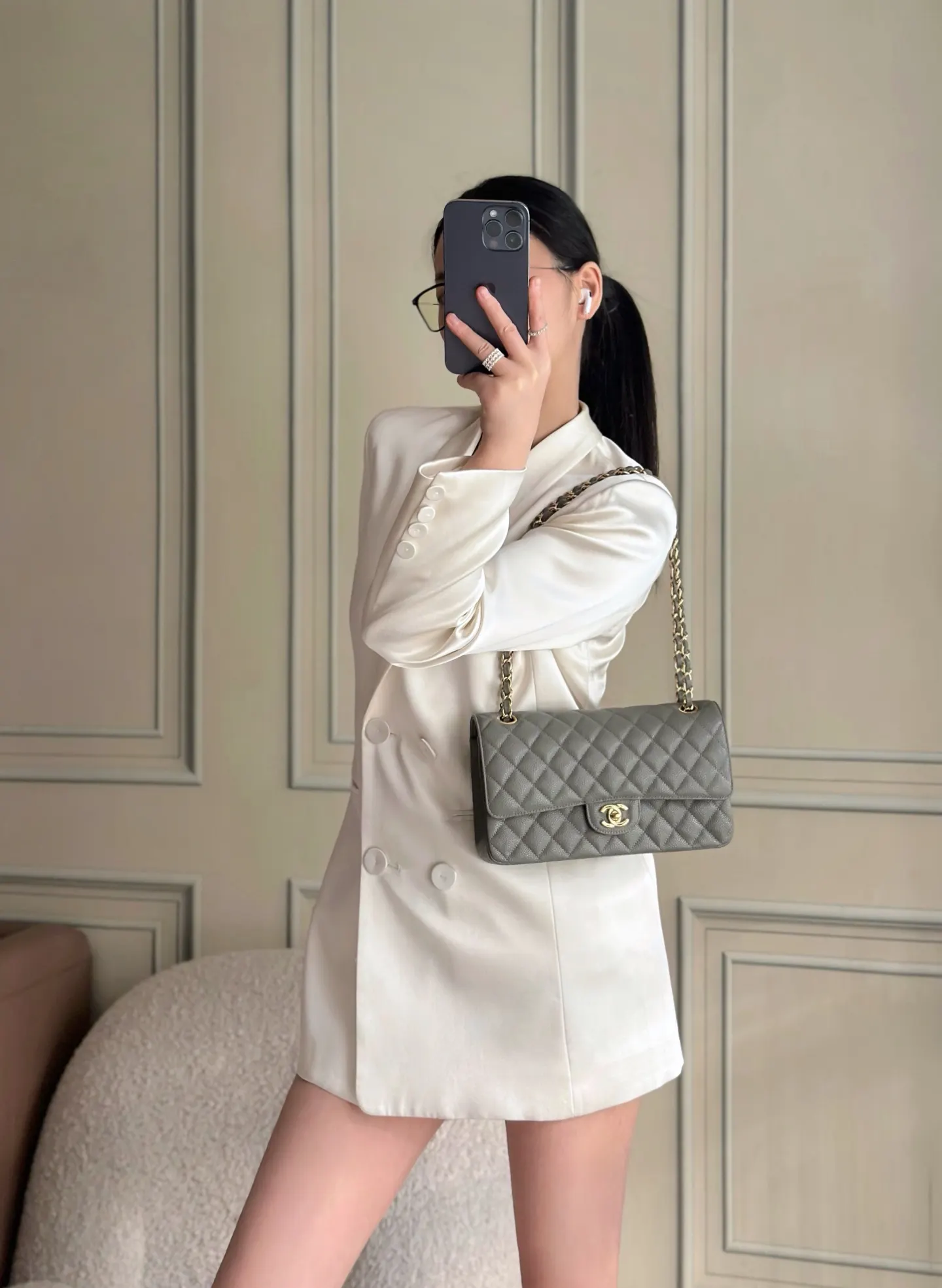 CHANEL 深灰色魚子醬牛皮翻蓋鏈條包 金扣款