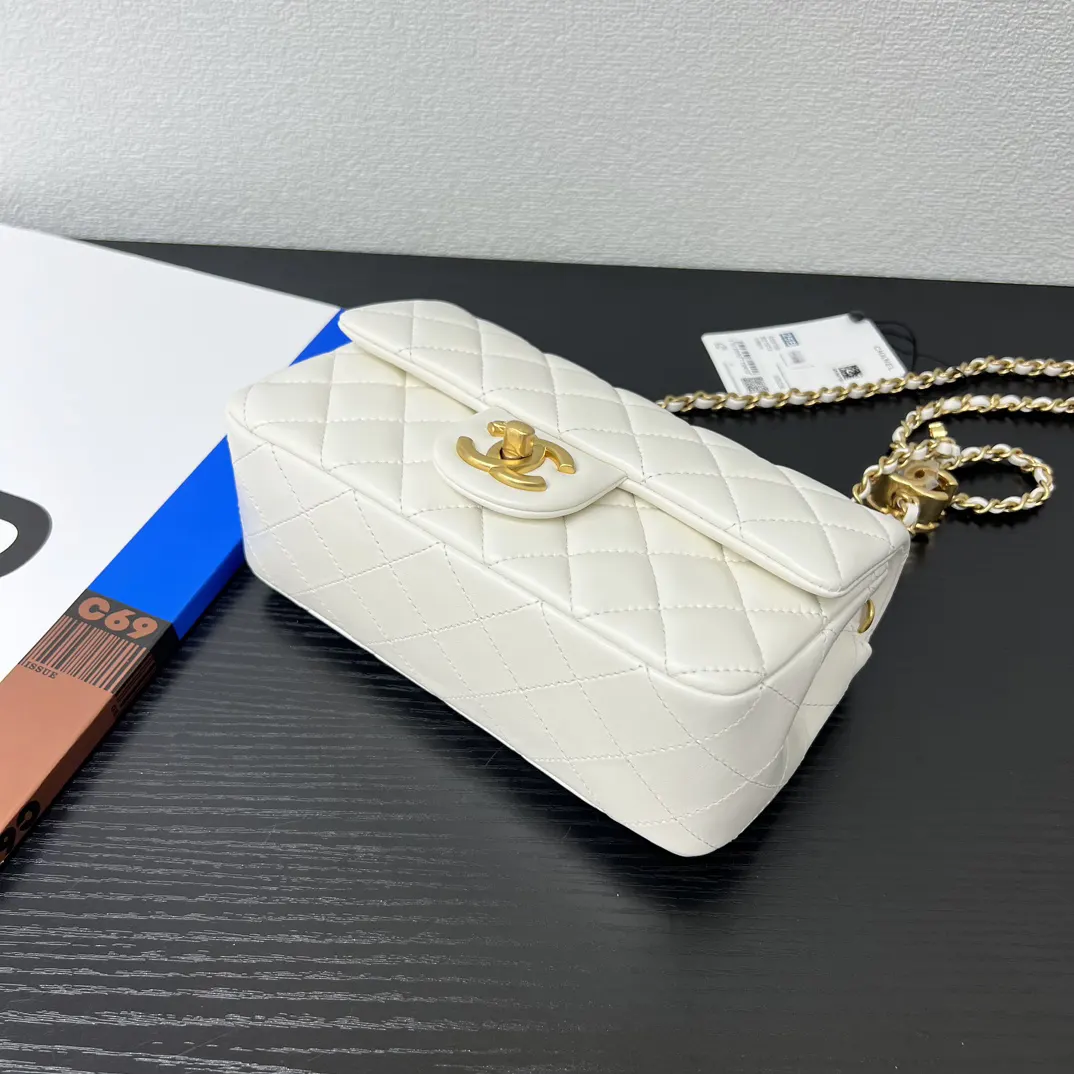 CHANEL 白色小羊皮菱格链条包 经典款