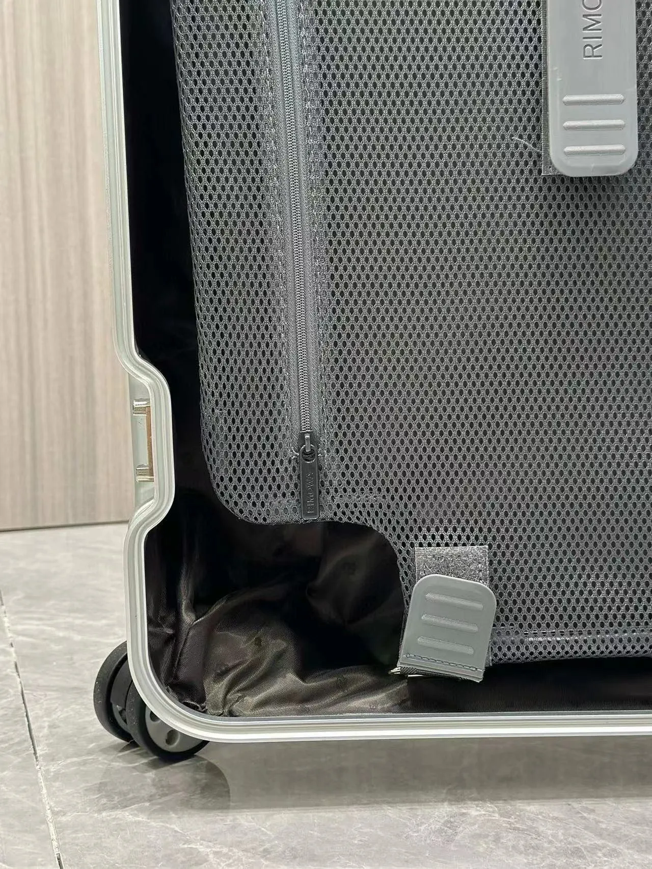 Rimowa Black Silver Suitcase Travel Lightweight Image 9 Rimowa Black Silver Suitcase Travel Lightweight Image 9