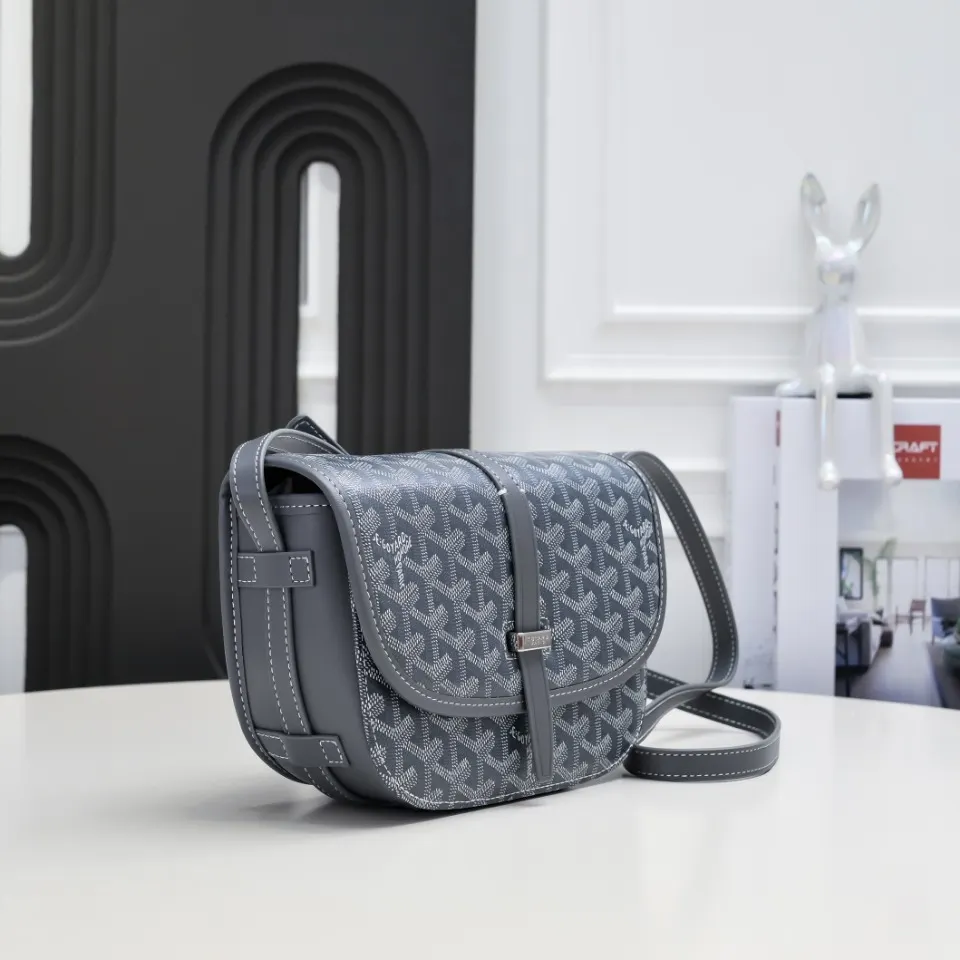 Goyard 灰色 皮质镶边以线条的方式凸显出包身轮廓 翻盖的皮质内衬亦 收纳包 旅行收纳款