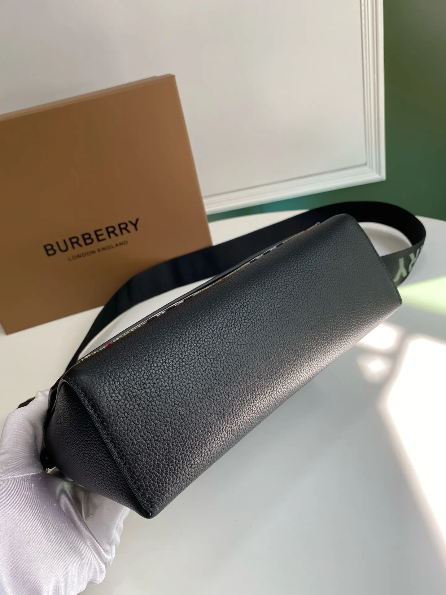 皮革 搭 可拆式网纹背带 点缀品牌标志性条纹 雙肩包 实用雙肩款