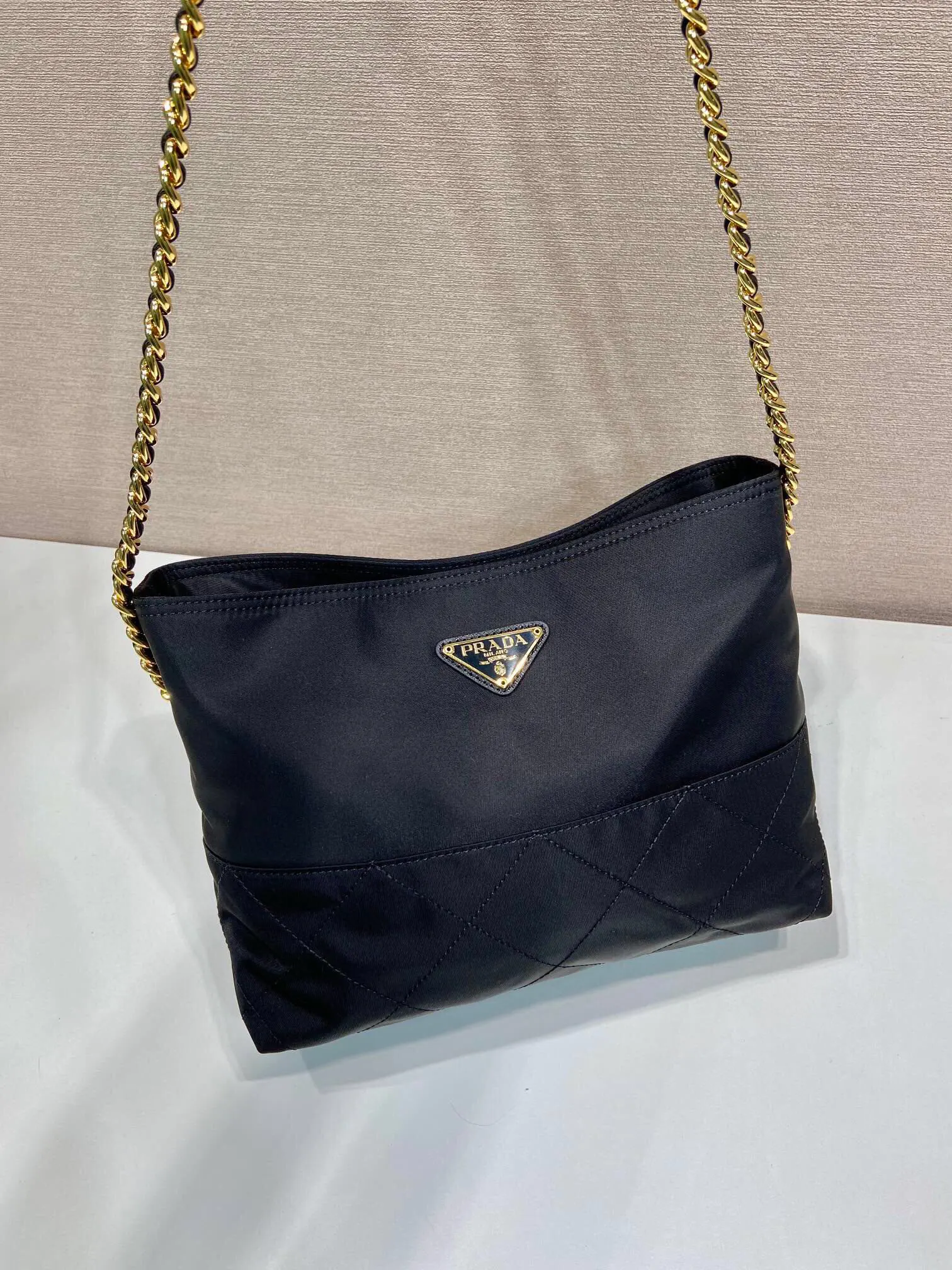 PRADA 1BD645 Re-Nylon尼龙 链条 斜挎包 精致链条款