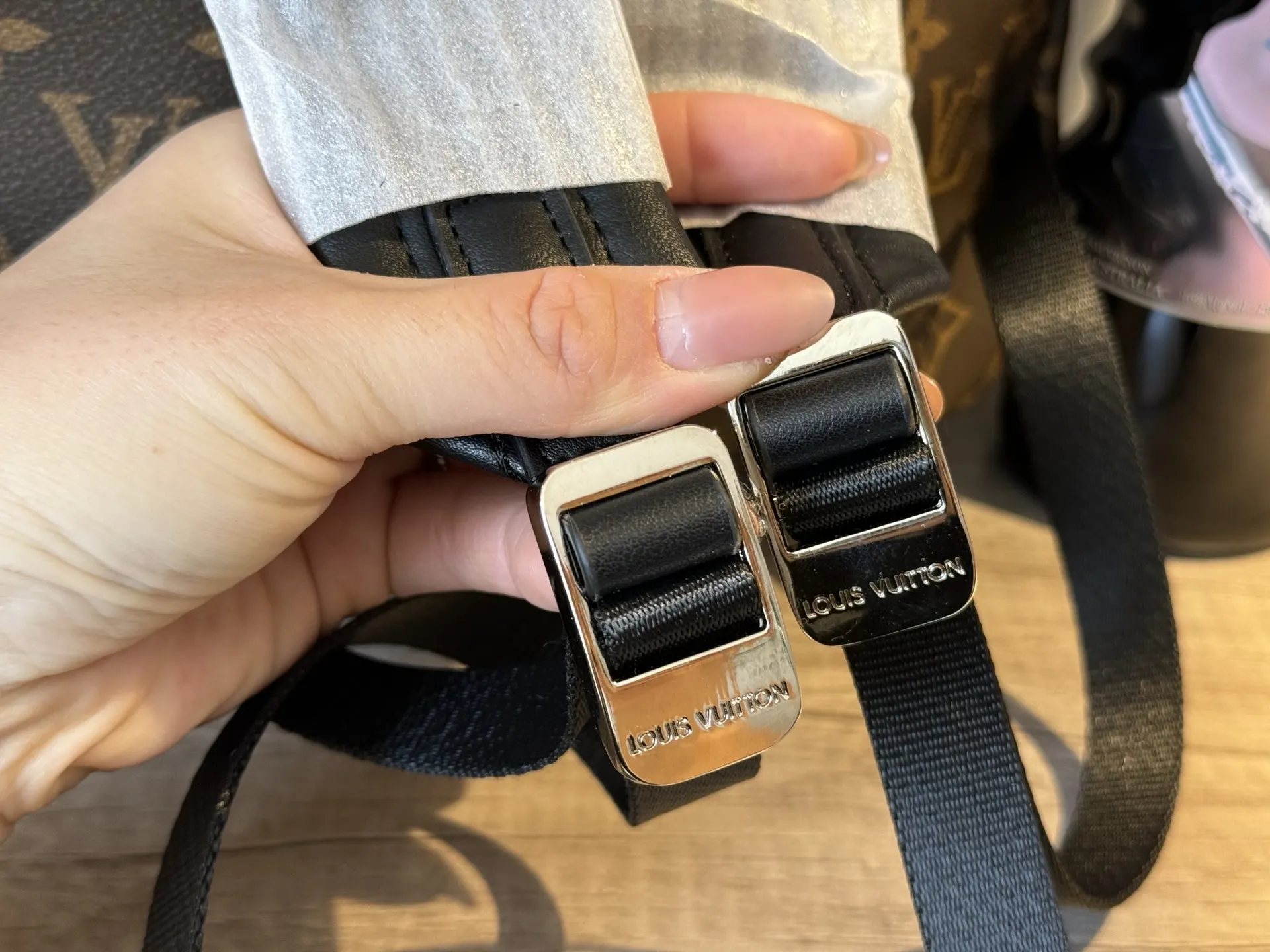 LV 潮男必备单品 潮牌雙肩背包 定制五金 设 雙肩包 实用雙肩款(數字9) LV 潮男必备单品 潮牌雙肩背包 定制五金 设 雙肩包 实用雙肩款(數字9)