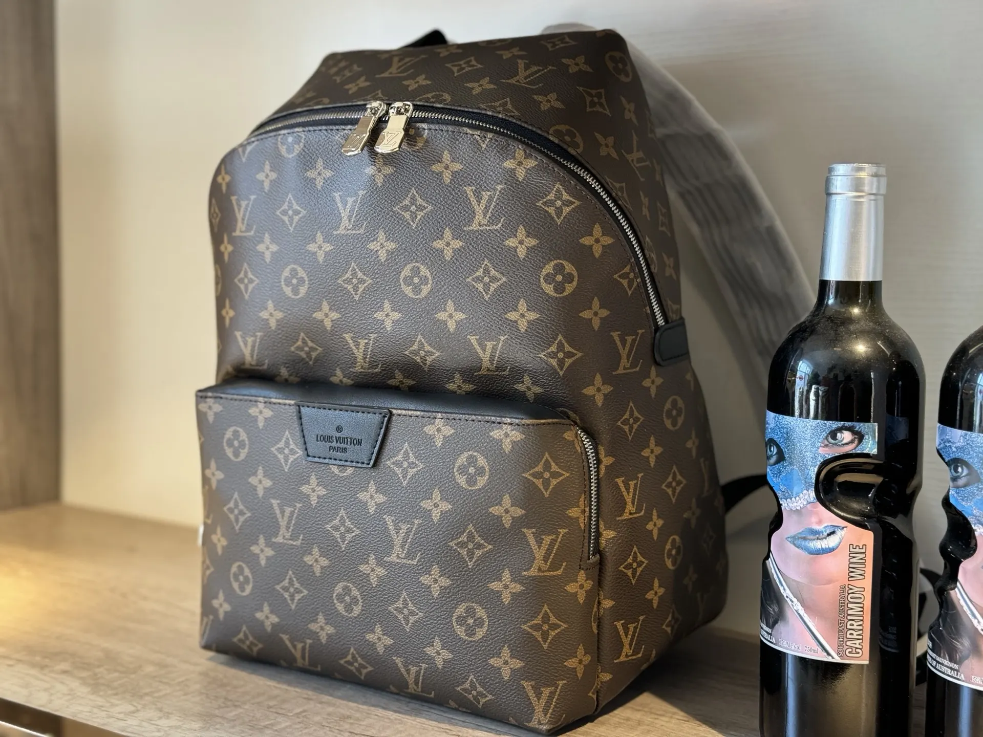 LV 潮男必备单品 潮牌雙肩背包 定制五金 设 雙肩包 实用雙肩款