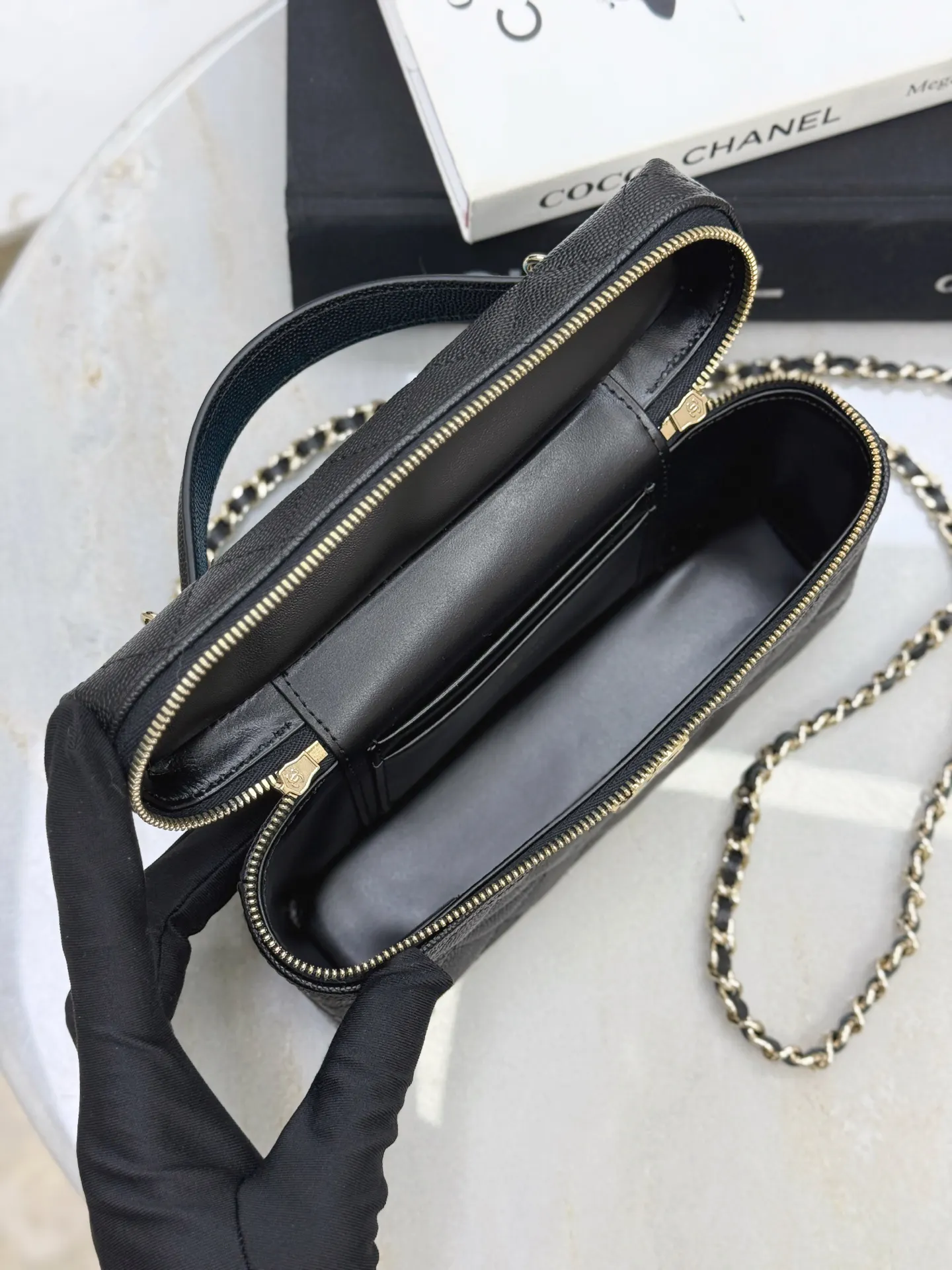 CHANEL 19 Bag 黑色荔枝纹牛皮链条包 迷你款