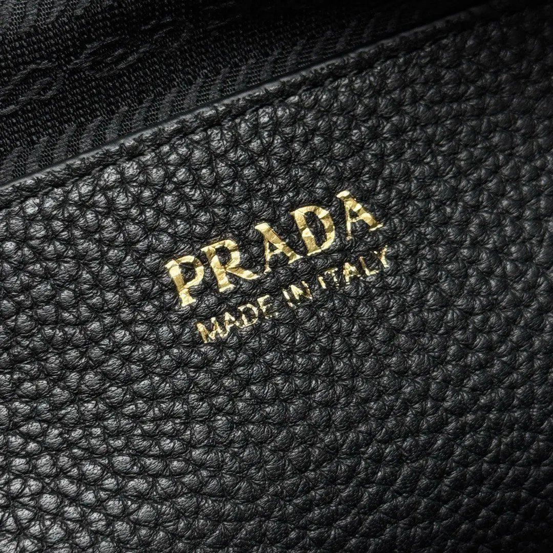 PRADA 牛皮 字母 Logo 双肩背包 轻便实用款