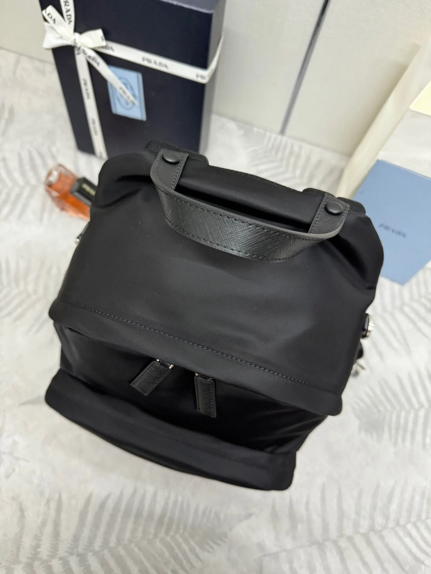 Prada 尼龙 十字纹牛皮 双肩背包 轻便实用