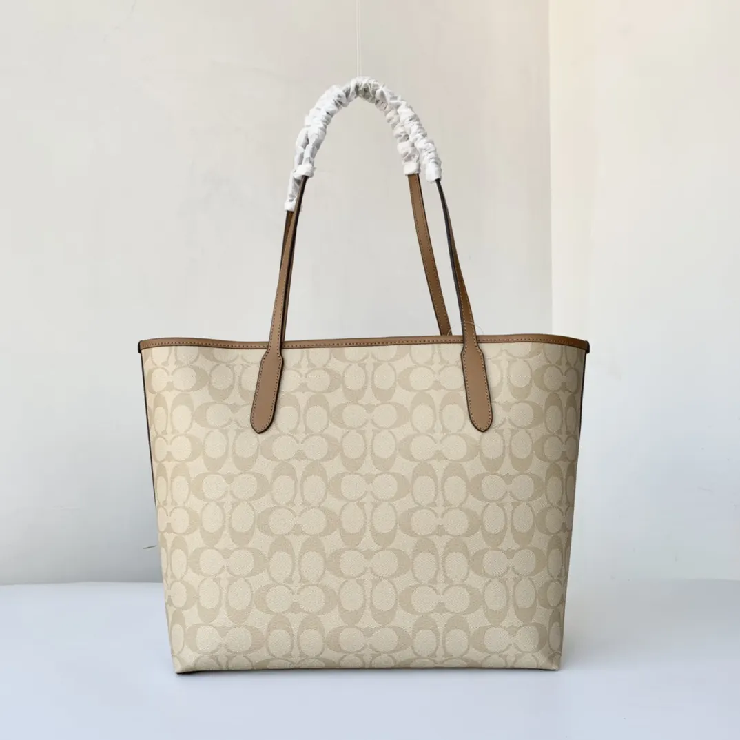 Coach 老花 帆布 新奥莱款双面托特包 的老花图案可以 大容量托特款