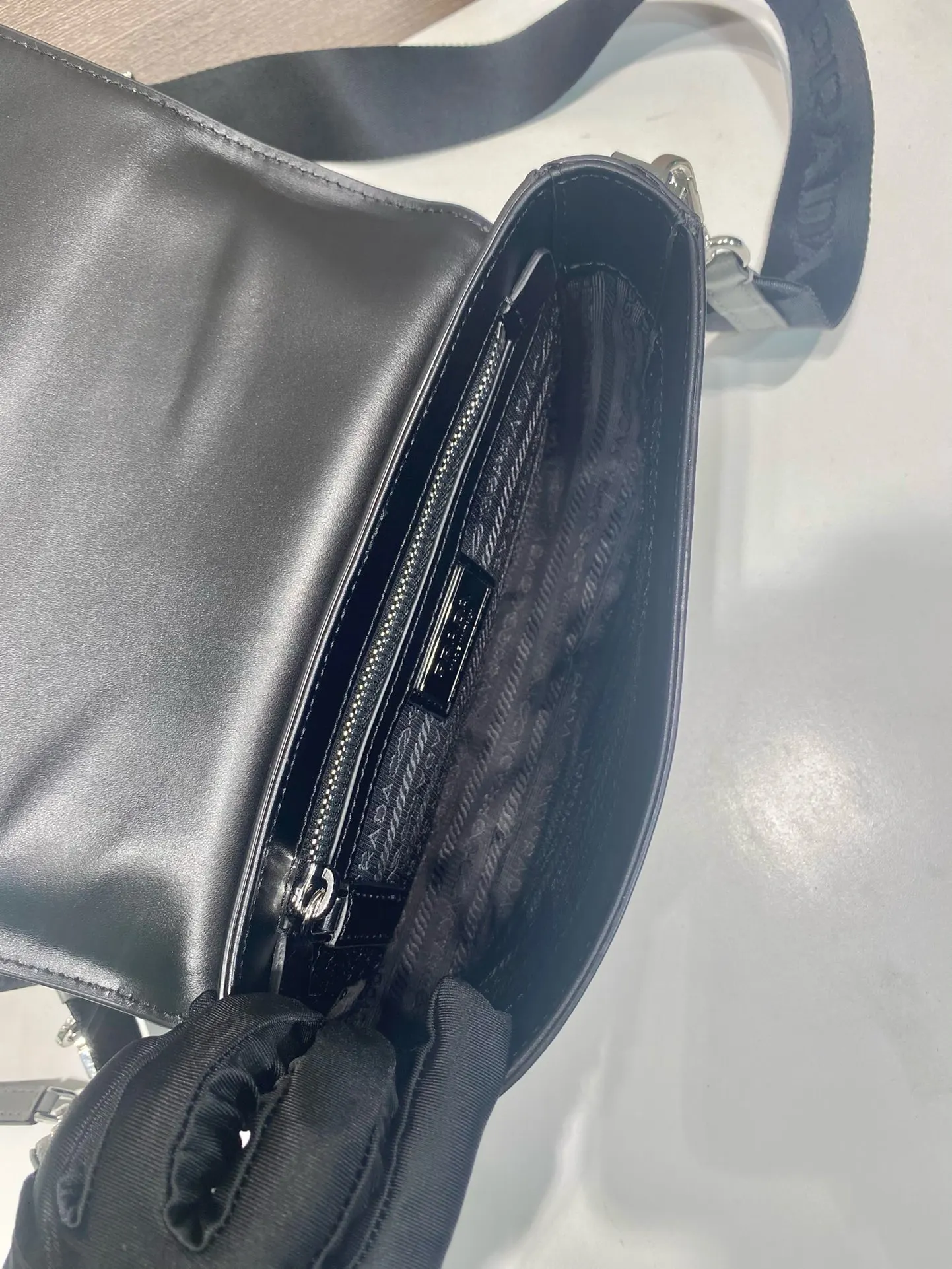 Prada Re-Nylon 2VD059 尼龙 Saffiano十字纹牛皮 单肩包