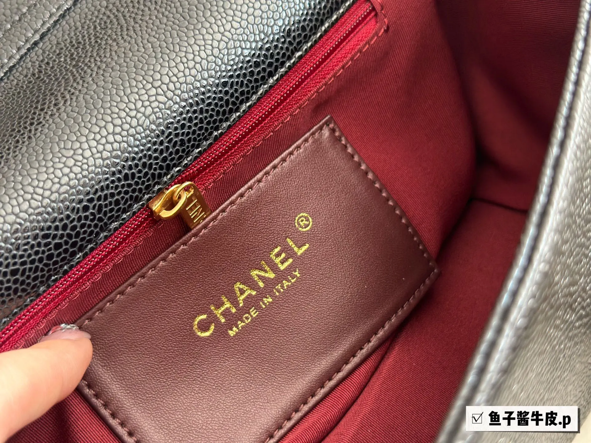 CHANEL 黑色 牛皮 斜背包 輕便斜挎款