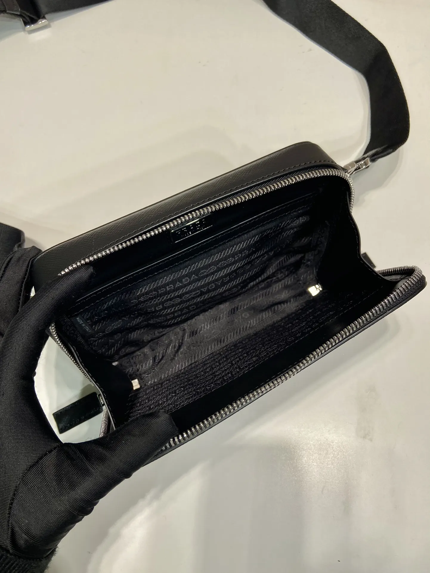 Saffiano 容量空间大 值得拥有 赶紧入手吧 长 高 斜挎包 轻便斜挎款