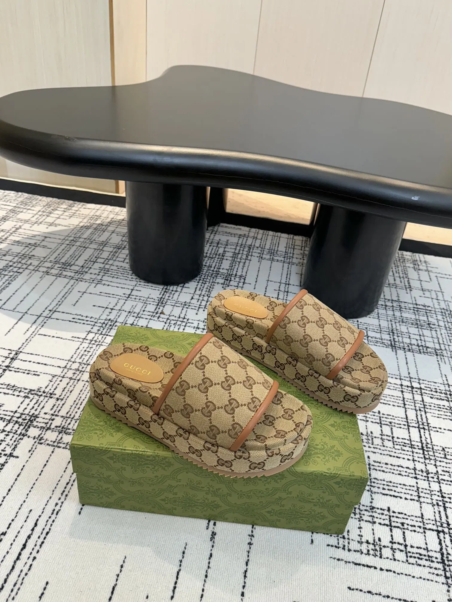 Gucci GG老花平底拖鞋 棕色休闲款