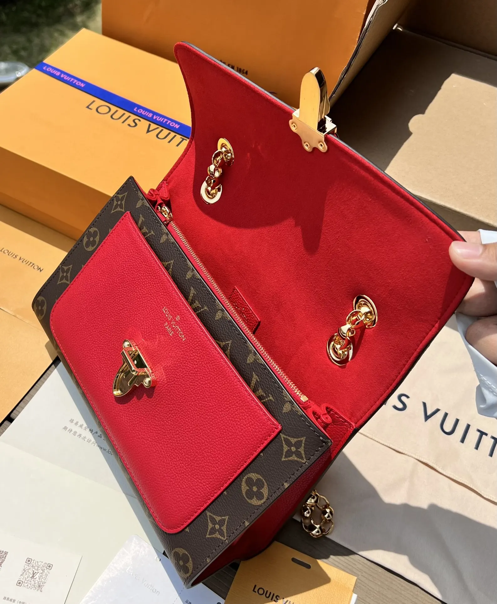 LV 金色 牛皮 滑动包链呼应經典旅行箱上的Malletage 图案可 鏈條包 精致鏈條款