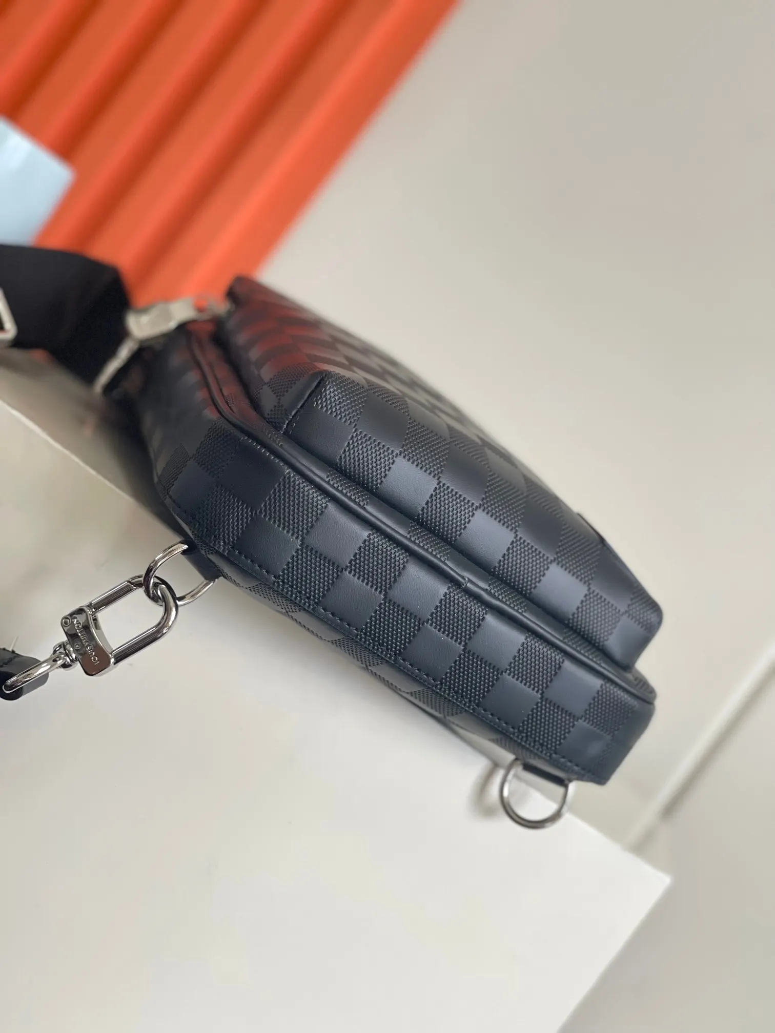 Damier 可调节肩带可通过 形环固定于左右两侧 单肩包 日常单肩背款