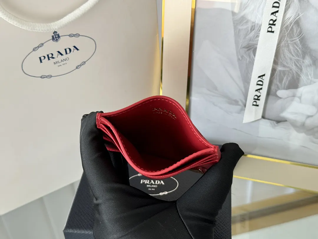 Prada 十字纹牛皮 Logo 金属标 钱包 实用卡夹