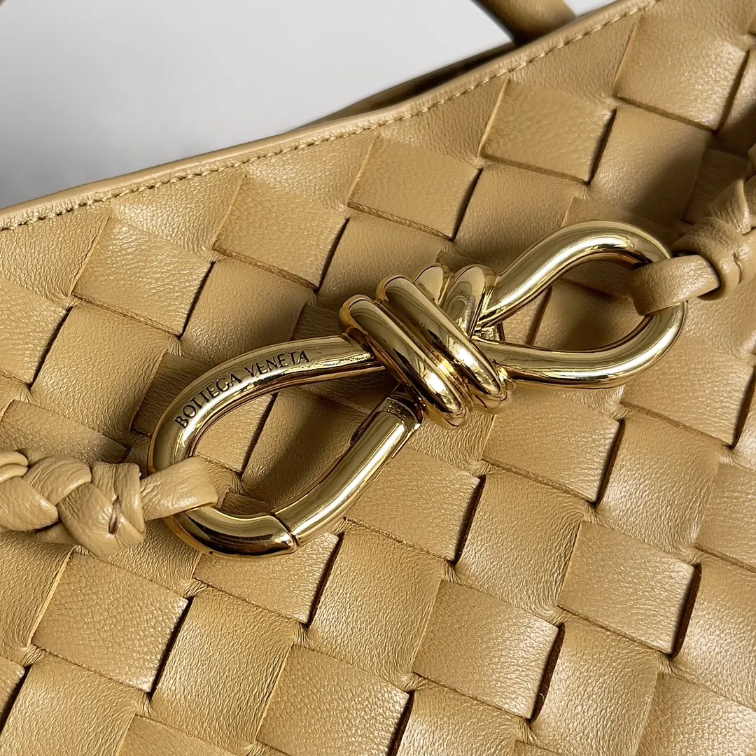 Bottega Veneta Andiamo 白色 编织手提包 精选款
