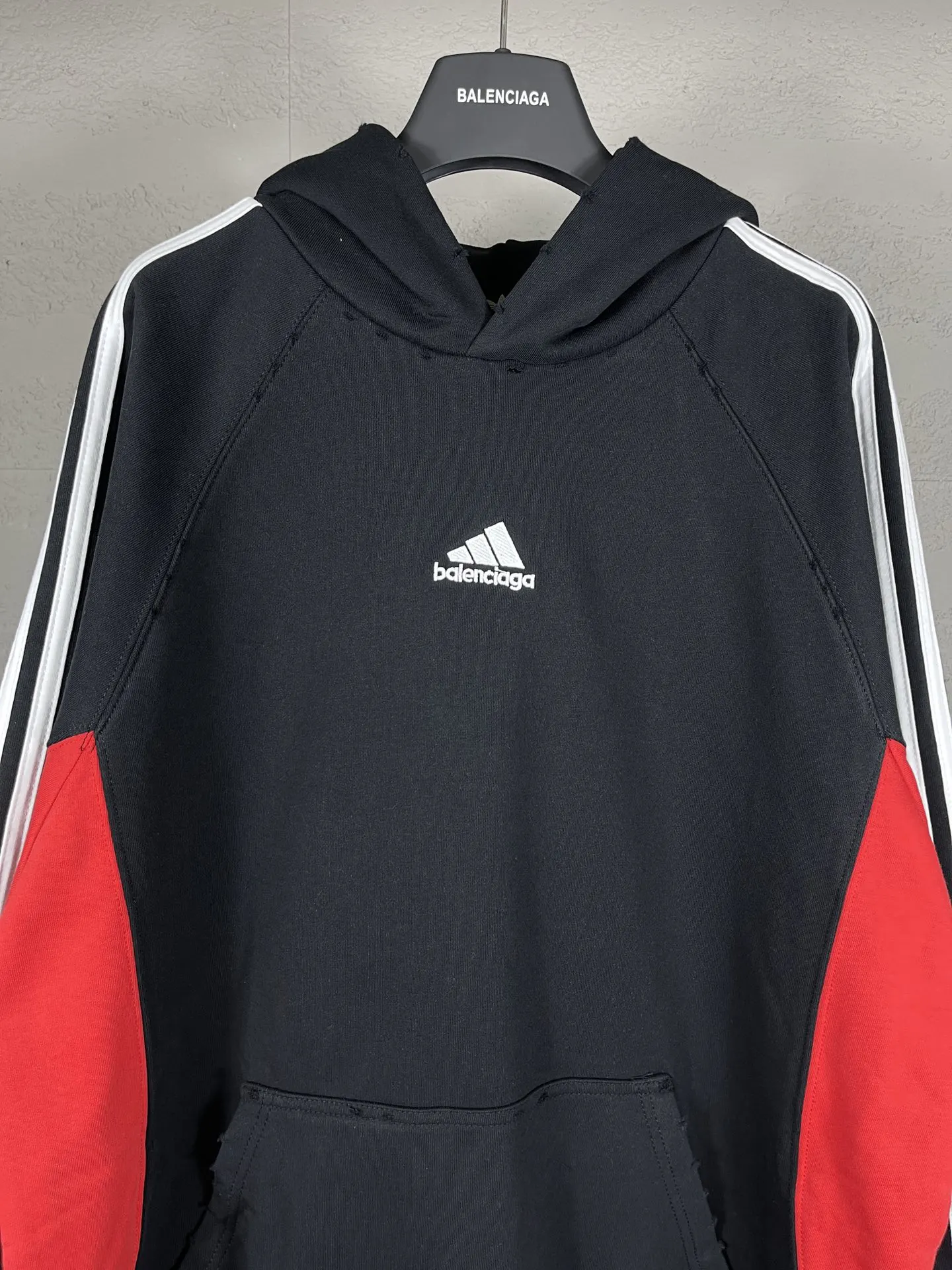 Balenciaga 联名拼色连帽卫衣 黑红