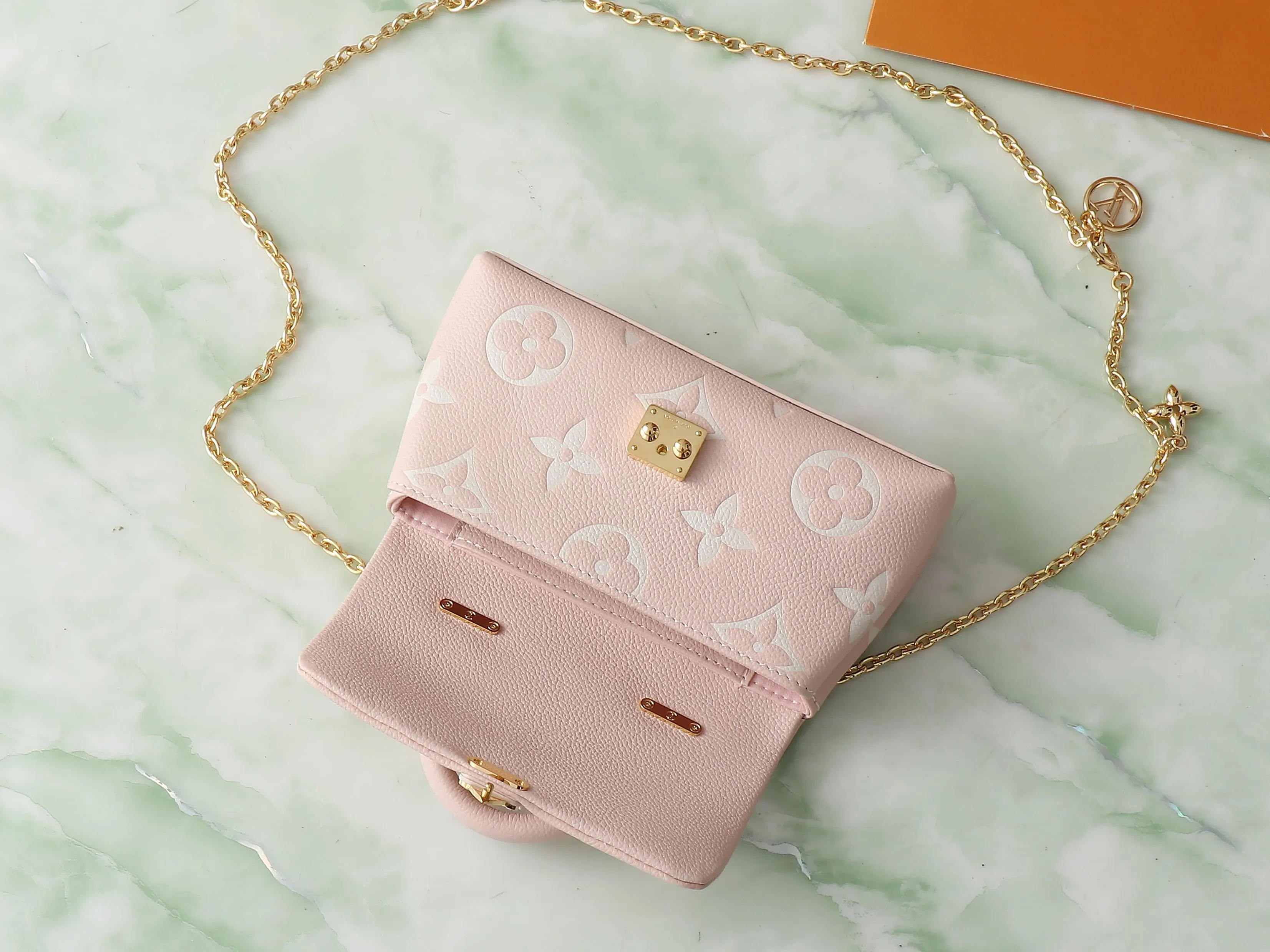 LV chain bag, shoulder crossbody model Image 6 LV chain bag, shoulder crossbody model Image 6