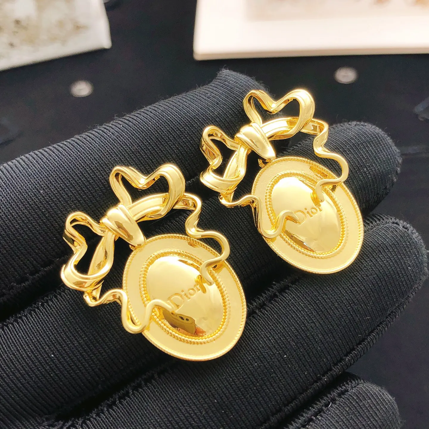 Dior 蝴蝶 圆形 耳钉 小巧点缀款