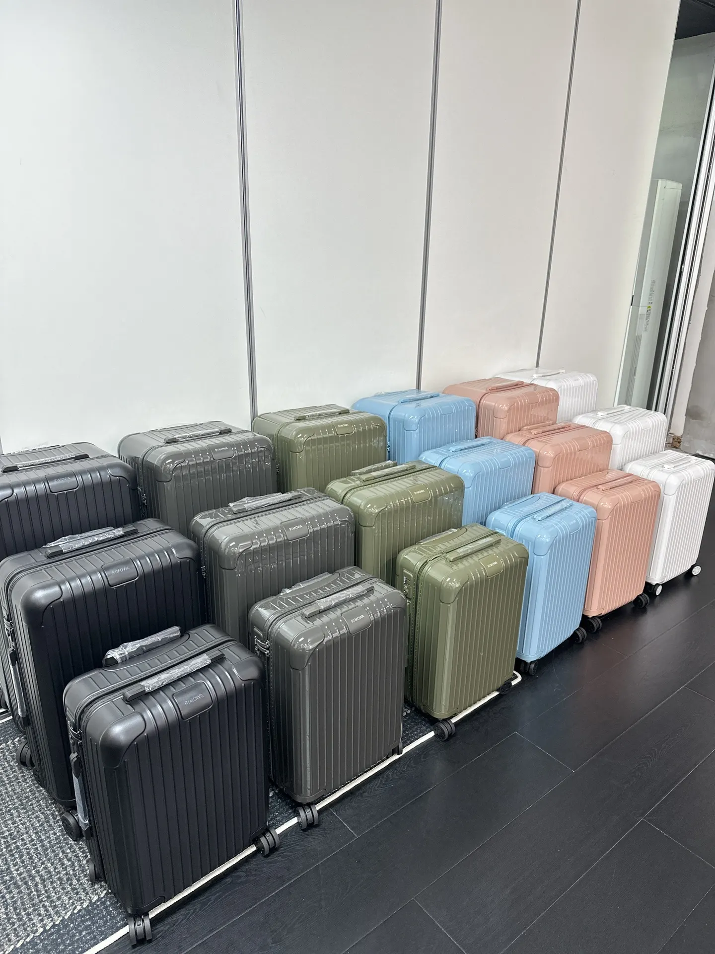 收到一批zheng品行李箱 都是 来的 旅行拉杆款 轻便出行款