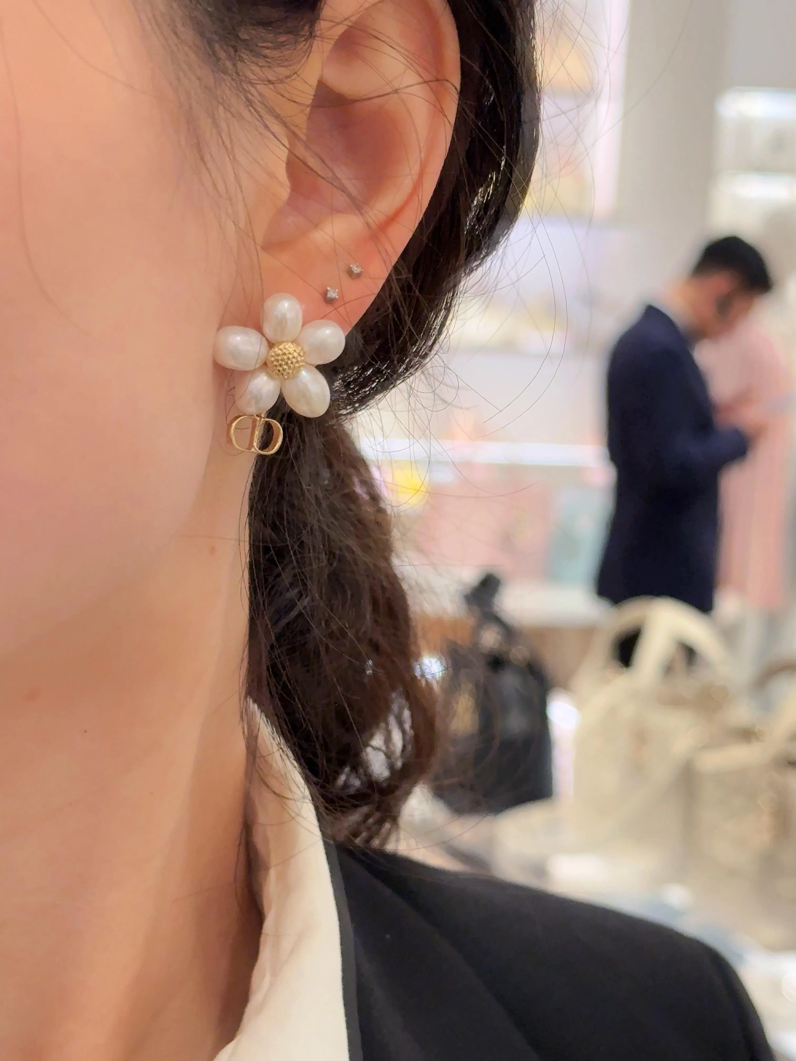 Dior 白色花朵珍珠耳环 金色小巧