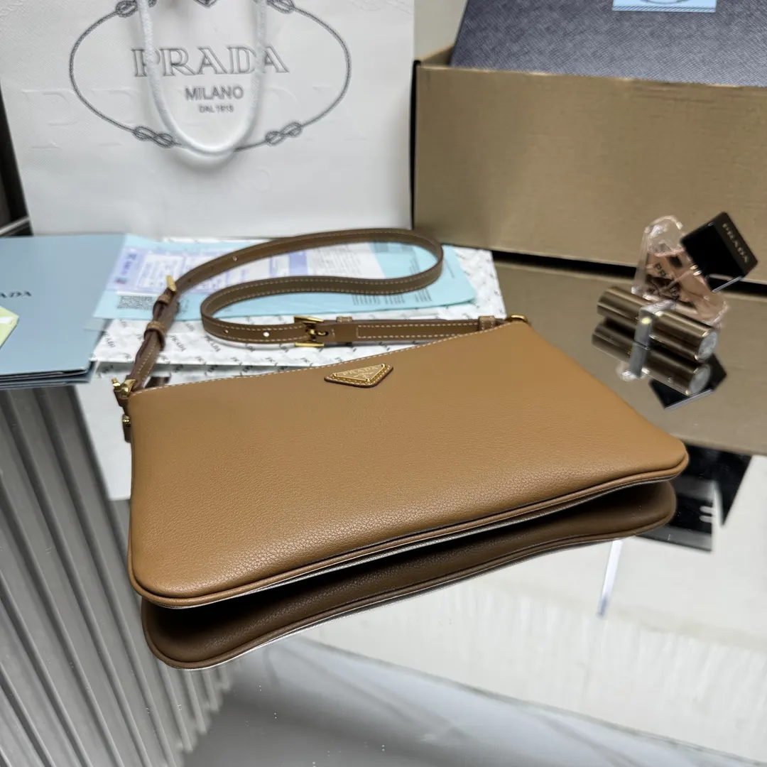 PRADA 牛皮 三角标 腋下包 日常通勤款