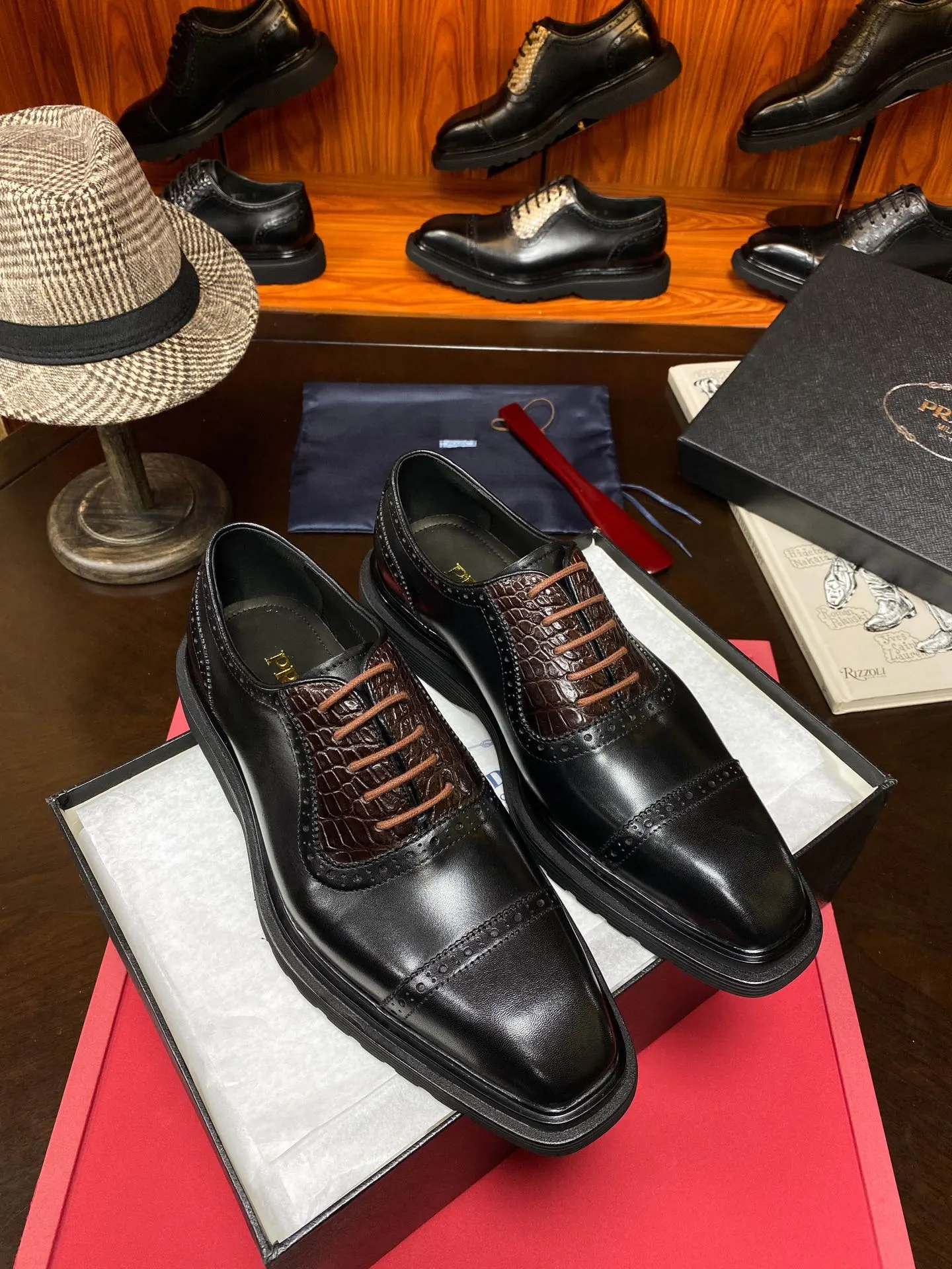 Prada 鳄鱼皮 牛皮 休闲鞋 舒適