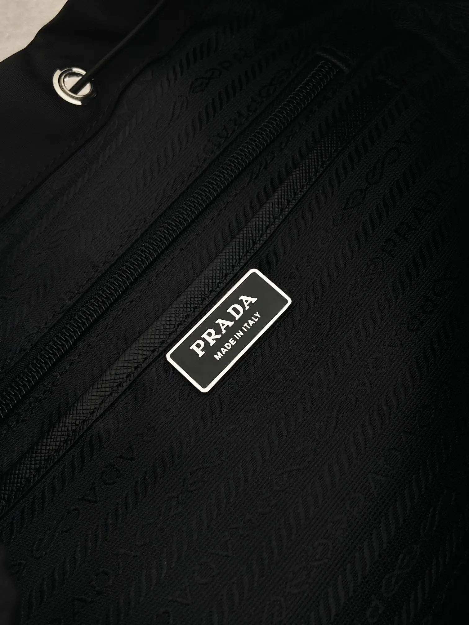 PRADA Re-Nylon尼龙 双肩背包 轻便实用款