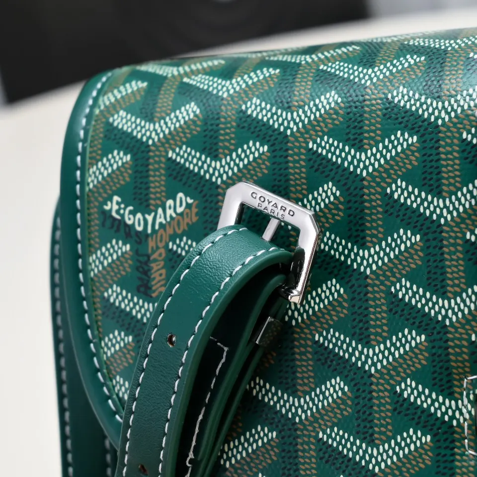Goyard 綠色 皮質镶边以线条的方式凸显出包身轮廓 翻盖的皮質内衬亦 收納包 旅行收納款