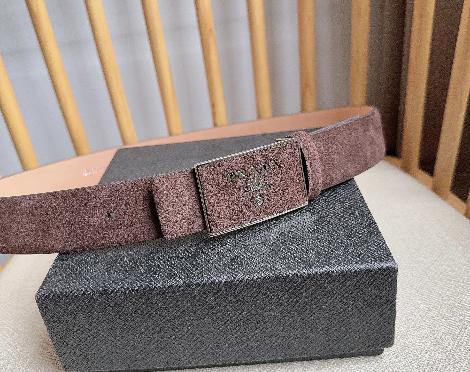 PRADA 牛皮 腰带 通勤搭配款