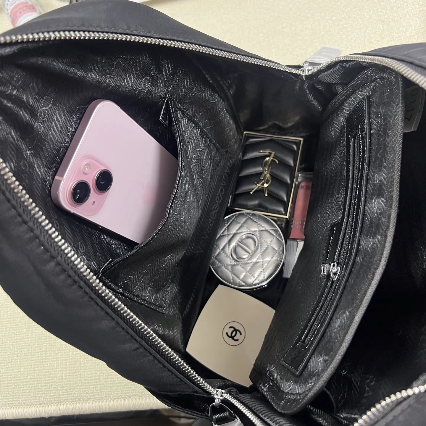 Prada 黑色 双肩包 实用双肩款