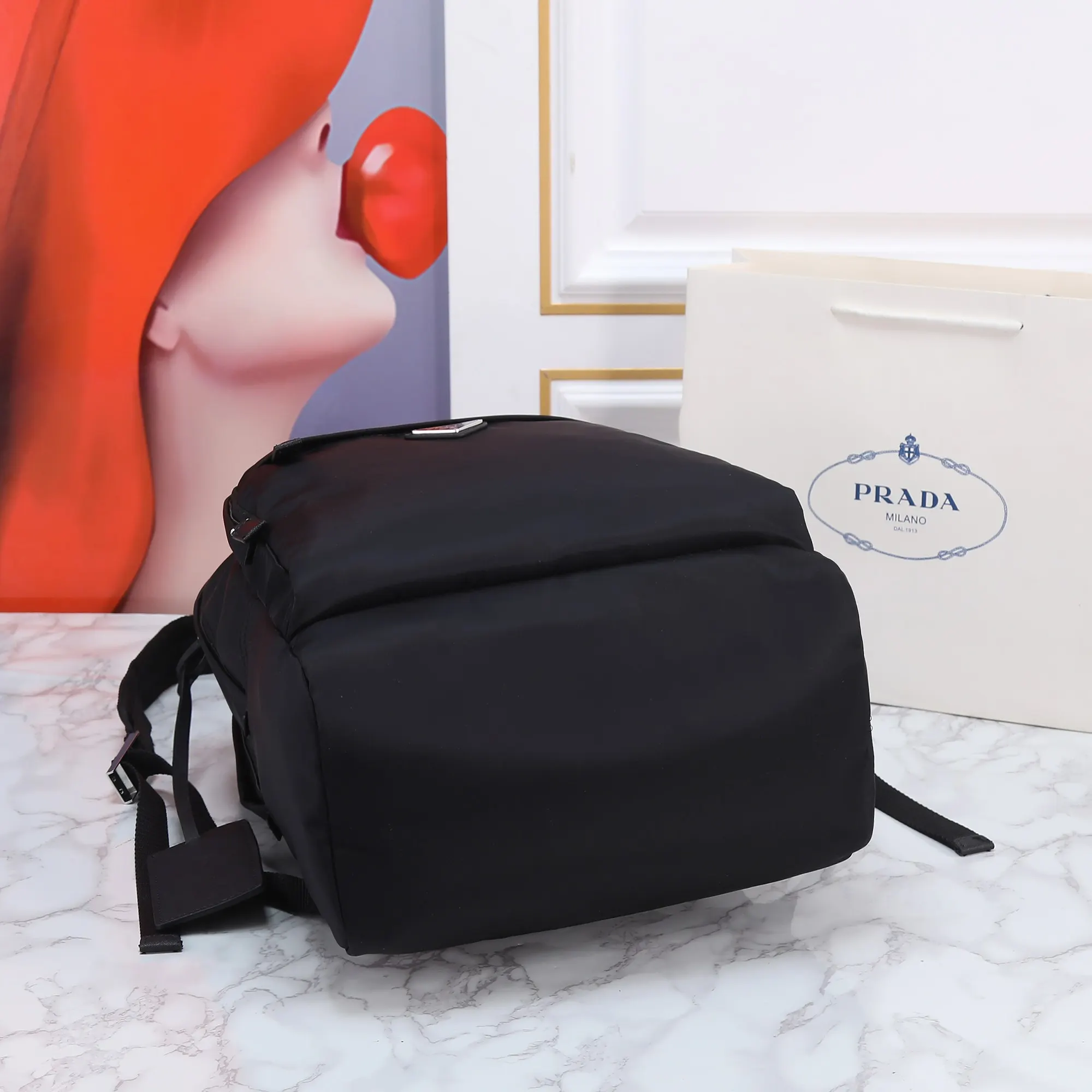 PRADA 黑色 Re-Nylon尼龙 Saffiano十字纹牛皮 双肩背包 轻便实用款