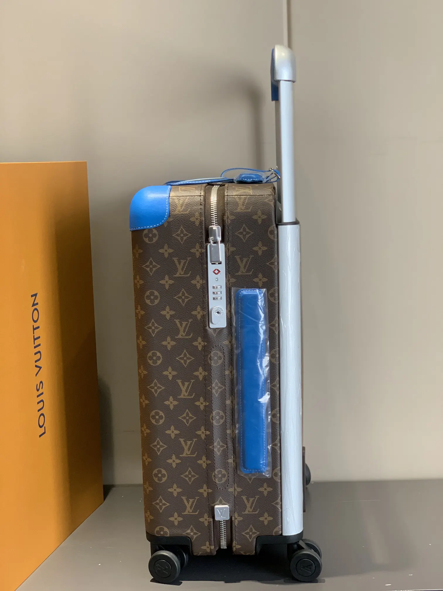 灰色 银色 拉杆真皮包裹 行李箱 旅行拉杆款 轻便出行款