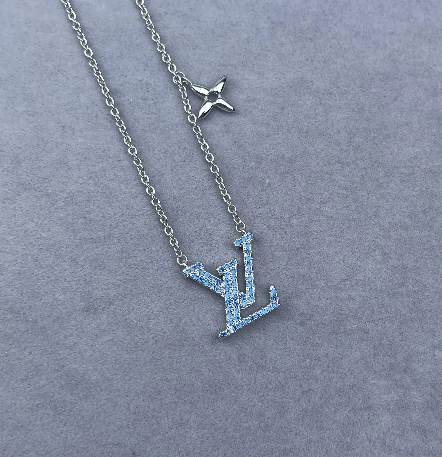Louis Vuitton 满钻 字母 项链 精致锁骨链