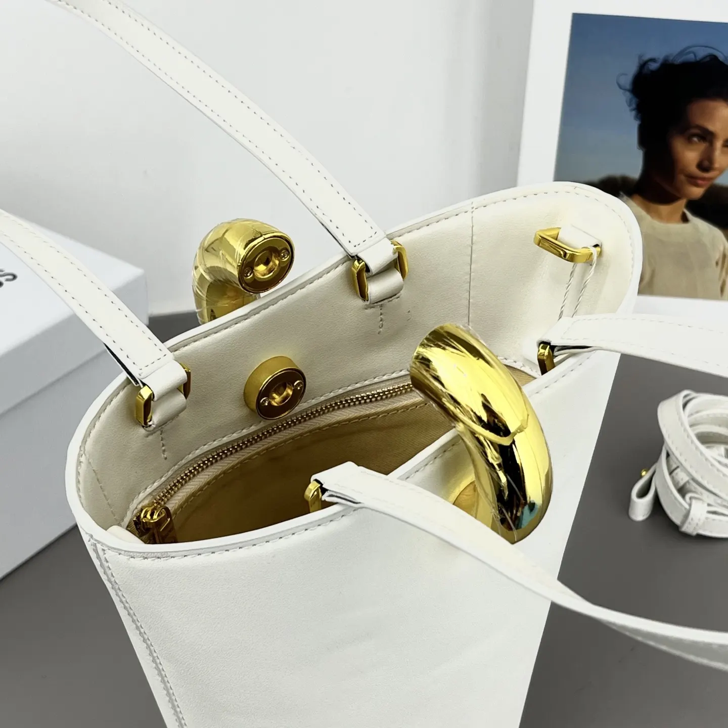 金色 JACQUEMUS 雅克慕斯 水桶包 此次的新 休閒水桶款
