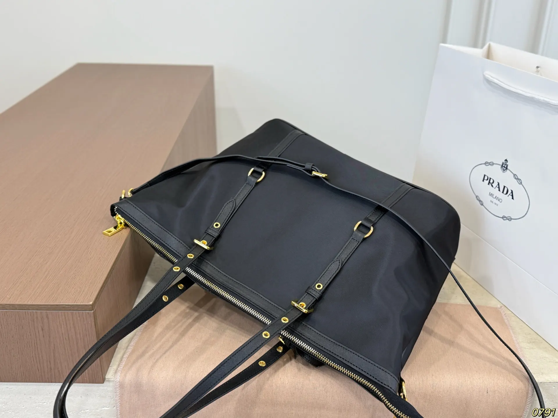 Prada 托特包 質感很高級 容量 大也很耐用 日 大容量托特款(數字9) Prada 托特包 質感很高級 容量 大也很耐用 日 大容量托特款(數字9)